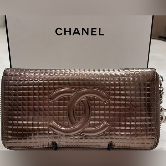 Chanel Women's Gold Wallet-purses - Picture 16 of 17